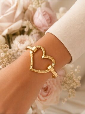 Gold Heart Link Bracelet - Elegant Women's Jewelry